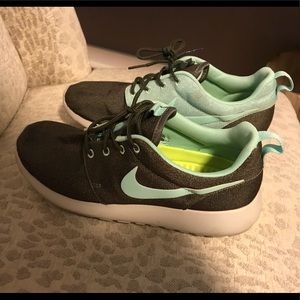 Nike Roshies size 8 women’s!!